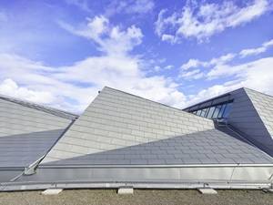 Anspruchsvolle Gebäudehüllen in der Praxis: Ein nachhaltiges Titanzinkdach