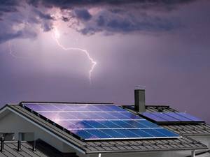 Dach-PV-Anlagen vor Blitzen und Überspannungen schützen