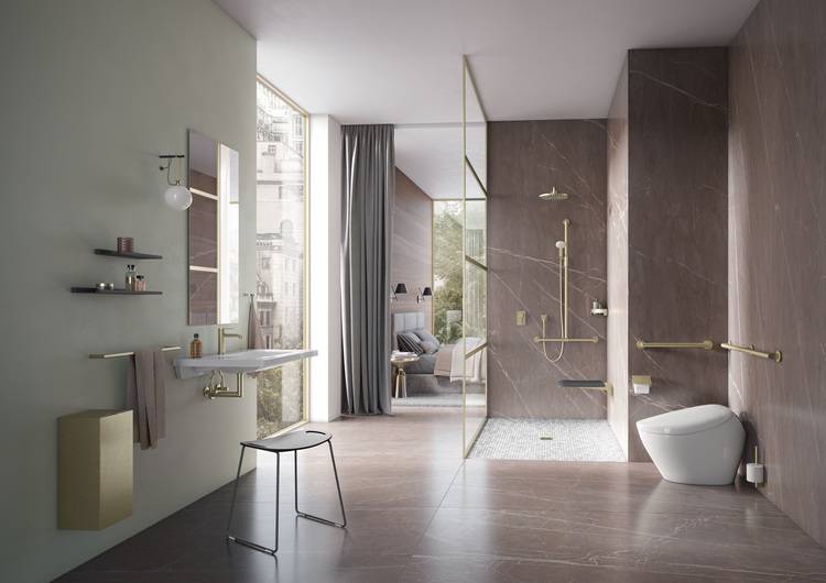 Alt-Text: „Barrierefreies Badezimmer mit bodengleicher Dusche, wandhängendem WC und großem Fenster; optimiert für nachhaltige Gebäudetechnik. Braun- und Grautöne mit goldenen Akzenten betonen die moderne Ausstattung.“.