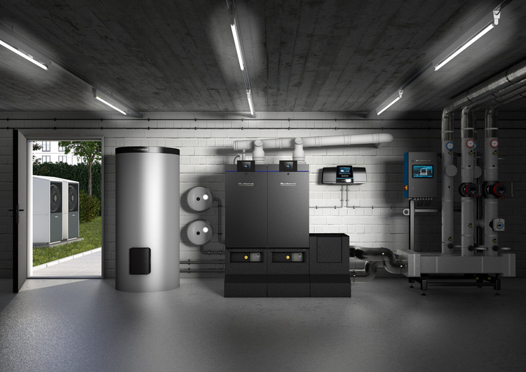 Alt-Text: „Hochmoderner Heizungsraum mit effizienten Wärmetanks, komplexem Rohrsystem und intuitiven Steuerungstafeln in einem gut beleuchteten Bereich; offene Tür bietet Ausblick auf umweltfreundliche Grünflächen.