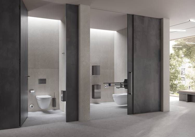 „Hochmodernes, barrierefreies Badezimmer mit zwei separaten Sanitärkabinen; Minimalistisches Design für erhöhte Funktionalität im SHK-Bereich, optimal ausgeleuchtet durch energieeffizientes Fenster. Geeignet für Entscheider und Planer in der Gebäudetechnik.“.