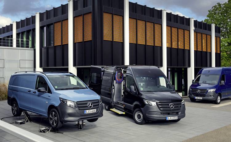 ALT-Text: „Drei Mercedes-Benz Transporter parken vor einem modernen Gebäude mit schwarzen und orangen Akzenten, symbolisierend den Einsatz effizienterer Fahrzeugflotten in der Gebäudetechnikbranche.