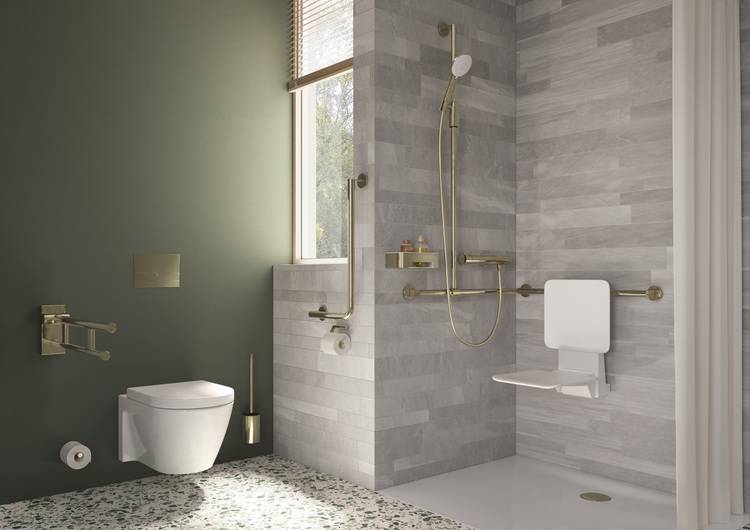Alt-Text: „Barrierefreies Badezimmer mit grünen und grauen Fliesen, wandhängendem WC, Dusche mit Sitzmöglichkeit und Haltegriffen. Optimiert für Sanitärtechnik in gewerblichen Gebäuden zur Unterstützung von Entscheidern in der Behindertengerechtigkeit im B2B-Bereich.