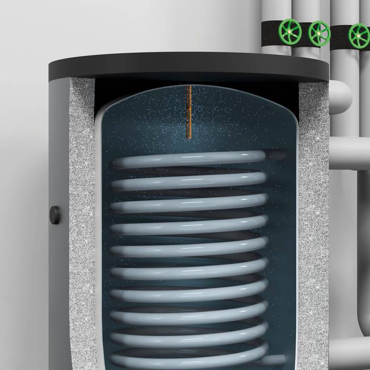 Alt-Text: „Querschnittsansicht eines Warmwasserspeichers mit spiralförmigen Rohrleitungen und grünen Ventilgriffen auf weißen Rohren, die für energieeffiziente Heizsysteme in der Gebäudetechnik optimiert sind.