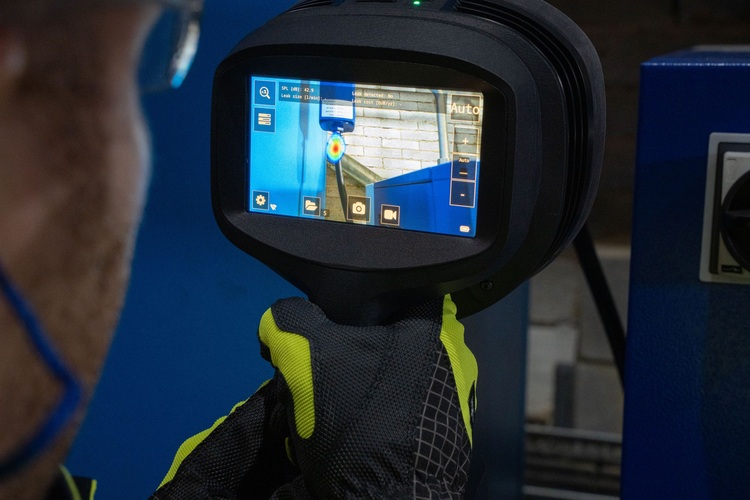 ALT-Text: „Techniker nutzt Wärmebildkamera zur Inspektion von Heizungs- und Klimasystemen in einer industriellen Anlage, um Energieeffizienz und Betriebssicherheit zu gewährleisten.“.