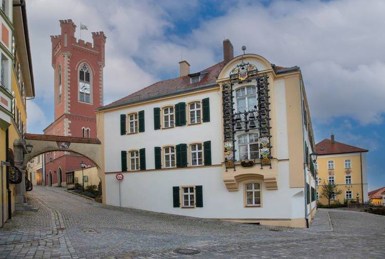 ALT-Text: „Moderne Solarthermieanlage auf dem Dach eines Gewerbegebäudes, umgeben von energieeffizienten Fassaden, symbolisiert nachhaltige Gebäudetechnik für Entscheider und Fachplaner.