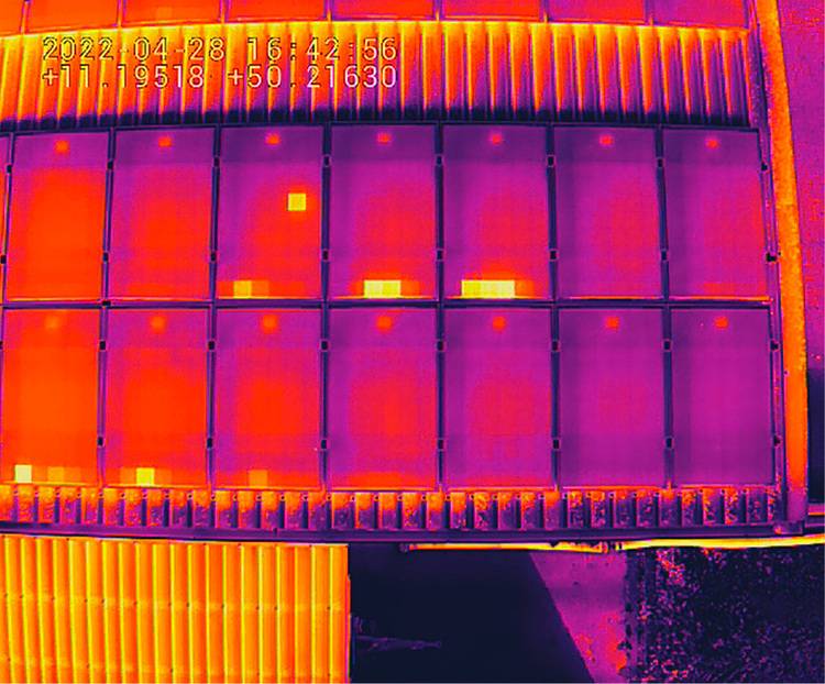 Thermografisches Bild eines Gebäudedachs, das verschiedene Wärmestrahlungszonen zeigt; hilfreich für die Bewertung der Energieeffizienz und Identifizierung von Wärmeverlusten im Bereich Dachisolierung.
