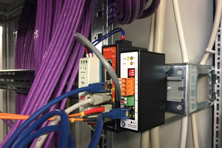 Netzwerkkabel verbinden Geräte auf einem Serverschrank: Wichtige Infrastruktur für intelligente Gebäudetechnik und effizientes Energiemanagement.