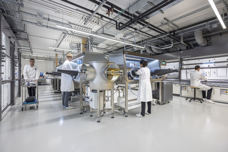 Alt-Text: „Experten in weißer Arbeitskleidung testen innovative Heizungs- und Klimatechnologien in einem modernen Laborumfeld.