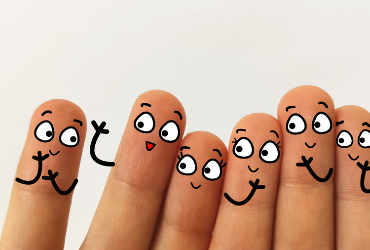 Um den ALT-Text für das Bild mit den Fingerzeichnungen themenrelevant und branchenfokussiert zu gestalten, könnte eine Option folgendermaßen lauten:
„Vier Finger mit unterschiedlichen Gesichtsausdrücken, die als Metapher für vielfältige Reaktionen der Branchenakteure auf neue Trends in Sanitär-, Heizungs- und Klimatechnik sowie erneuerbare Energien dienen.“.
