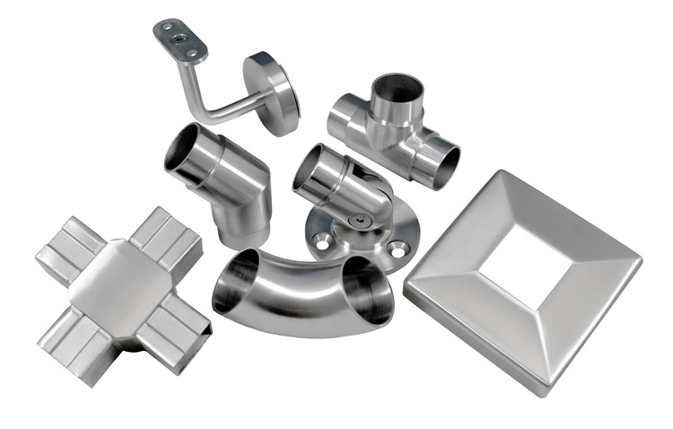 Alt-Text: "Edelstahl-Rohrverbindungsstücke und Anschlüsse für Sanitär- und Heizungssysteme, auf weißem Hintergrund arrangiert, geeignet für SHK-Betriebe und TGA-Planung.