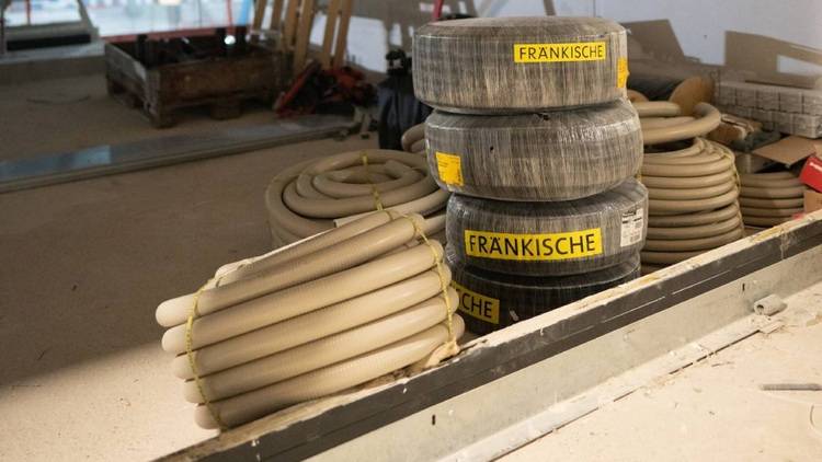 ALT-Text: „Installation von FRANKISCHEN Kabel- und Leitungssystemen auf einer Baustelle zur Optimierung der Energieeffizienz und Gebäudetechnik.
