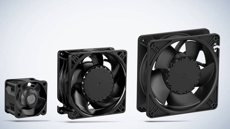 ALT-Text: „Drei unterschiedlich große schwarze Lüfter zur Kühlung von Computerservern, platziert auf einem hellgrauen Untergrund; geeignet für den Einsatz in energieeffizienten Rechenzentren zur Optimierung der Gebäudeenergieeffizienz.