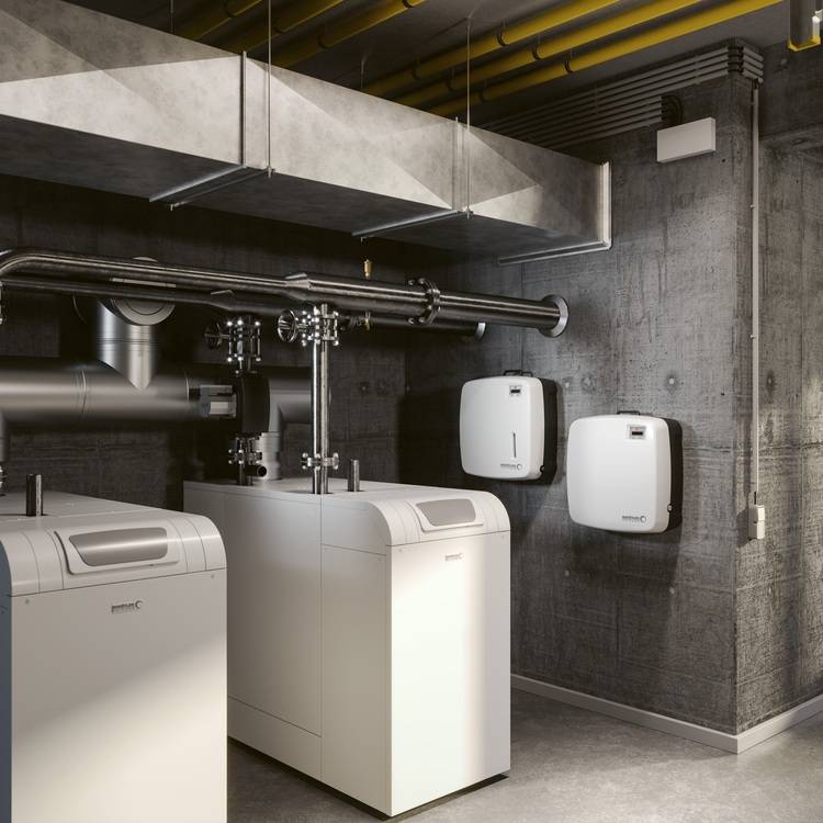 „Ein hochmoderner Versorgungsraum mit effizienten Industrie-Kesseln und verzweigten Rohrleitungssystemen, optimiert für Energieeffizienz in der Gebäudetechnik.“.