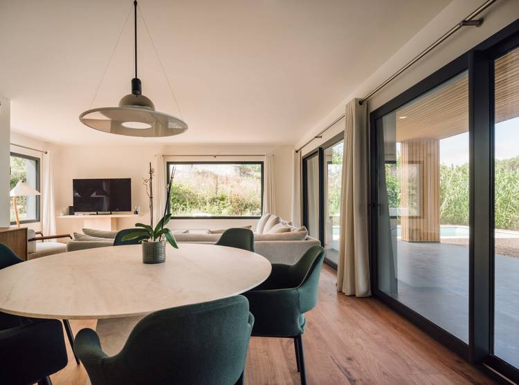 Gerne! Hier ist ein optimierter ALT-Text, der auf die Zielgruppe und den thematischen Schwerpunkt abgestimmt ist:
"Moderner Wohnraum mit energieeffizienten Glasfronten, Tageslichteinfall förderndem Fenstersystem und nachhaltigen Baumaterialien. Integration von grünen Designmöbeln zur Förderung der Raumluftqualität. Beispiel für innovative Gebäudetechniklösung in der TGA-Planung.