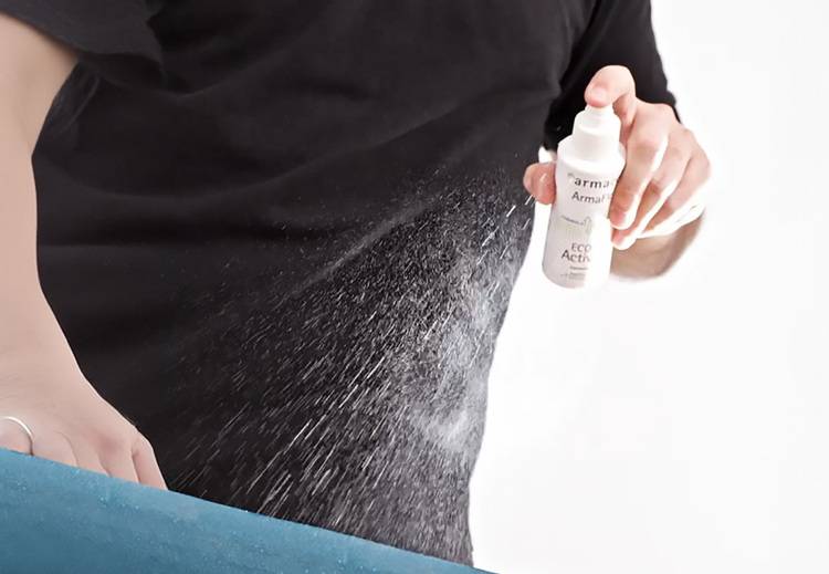 ALT-Text: „Fachkraft demonstriert die Anwendung einer energiesparenden Lüftungstechnik zur Verbesserung der Raumluftqualität in einem modernen Gebäude.