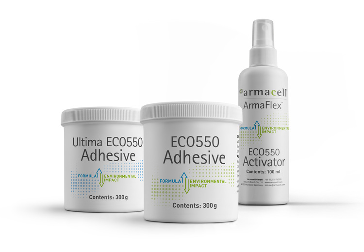Alt-Text: „Drei ArmaFlex Klebeprodukte, darunter Ultima ECO 5550 Kleber und ECO 5550 Aktivatorspray, für nachhaltige und effiziente Isolierungslösungen in der Gebäudetechnik.
