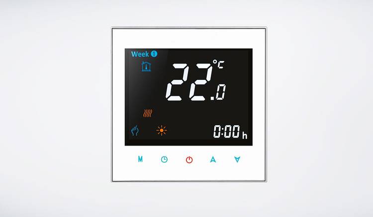 Alt-Text: „Digitales Thermostat in moderner Gebäudetechnik mit 22°C-Anzeige, Funktionen für Heizung, Ventilator und Timer zur effizienten Energieverwaltung.