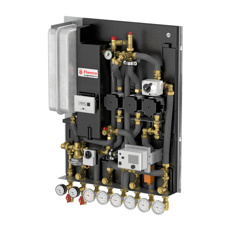 Alt-Text: „Wandmontiertes Heizsystem mit Rohrleitungen, Druckmessgeräten und Steuerungselementen, ideal für energieeffiziente Gebäudetechniklösungen und Wartungsoptimierung.