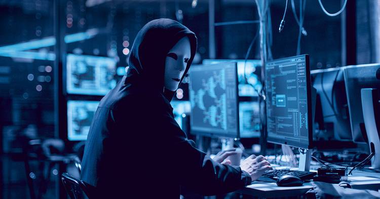 ALT-Text: „IT-Sicherheitsexperte arbeitet in einem abgedunkelten Raum an einem Computersystem zur Optimierung der Energieeffizienz und Betriebssicherheit in Gebäudeleittechnik-Systemen.