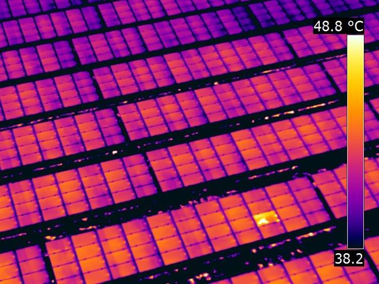 Alt-Text: „Wärmebildaufnahme von Solarmodulen auf einem Gebäudedach in der Gebäudetechnik, mit Temperaturschwankungen von 38,2°C bis 48,8°C zur Analyse der Energieeffizienz und Leistungsfähigkeit der Anlage.“.