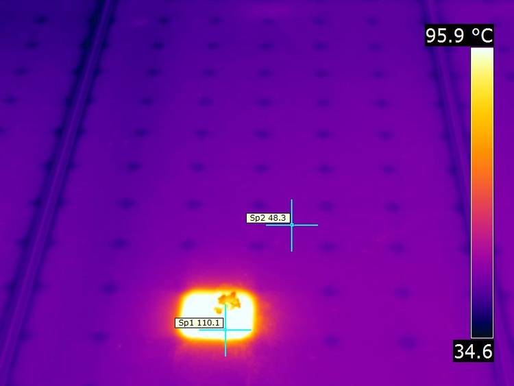 Alt-Text: „Thermografieaufnahme eines Oberflächenelements in einem Gebäude, die einen deutlich heißeren Bereich mit detaillierten Temperaturwerten zeigt; ideal zur Optimierung der Energieeffizienz und Früherkennung von Isolationsproblemen für Entscheider in der Gebäudetechnik.