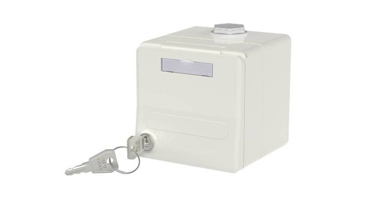 Alt-Text: „Weiße abschließbare Briefkastenanlage mit sichtbarem Schloss und zwei Schlüsseln, ideal für Bürogebäude und gewerbliche Immobilien zur sicheren Postzustellung und Kommunikationsverwaltung.