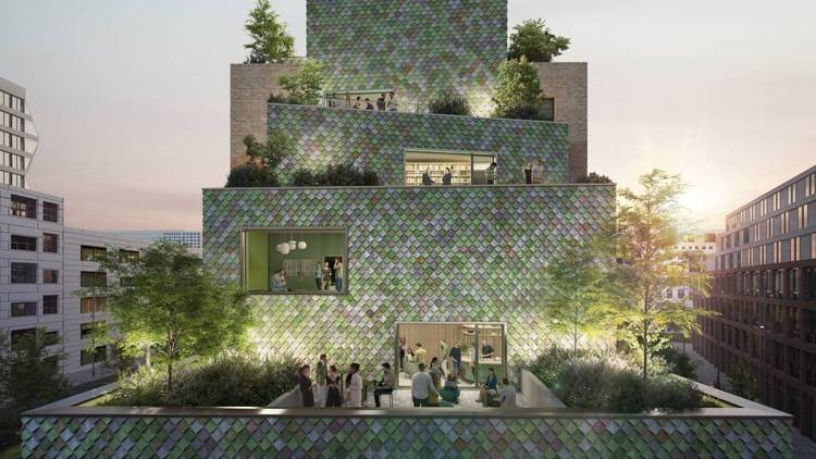 Alt-Text: „Modernes grünes Terrassengebäude mit Dachgärten, das innovative Lösungen für Energieeffizienz und nachhaltige Gebäudetechnik präsentiert; Menschen auf verschiedenen Ebenen des Gebäudes diskutieren über zukunftsweisende Konzepte, im Hintergrund eine urbane Stadtlandschaft.“.