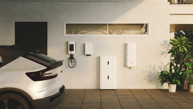 Elektrofahrzeug lädt vor einem Gebäudeeingang mit wandmontierter Ladestation und integrierten Energieversorgungsmodulen, Symbol für nachhaltige Mobilität in der modernen Gebäudetechnik.