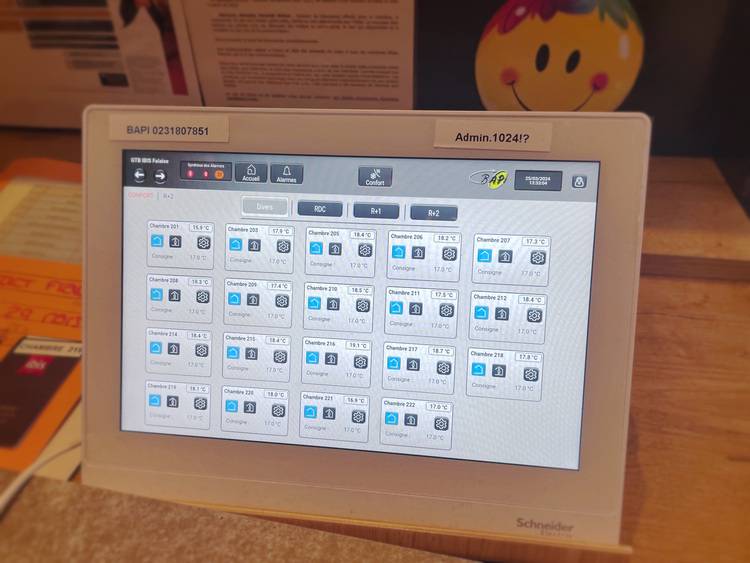 ALT-Text: „Smart-Touchscreen zur Steuerung der Gebäudetechnik mit Optionen für Temperaturregelung, Energieeffizienz und individuelle Raumeinstellungen.