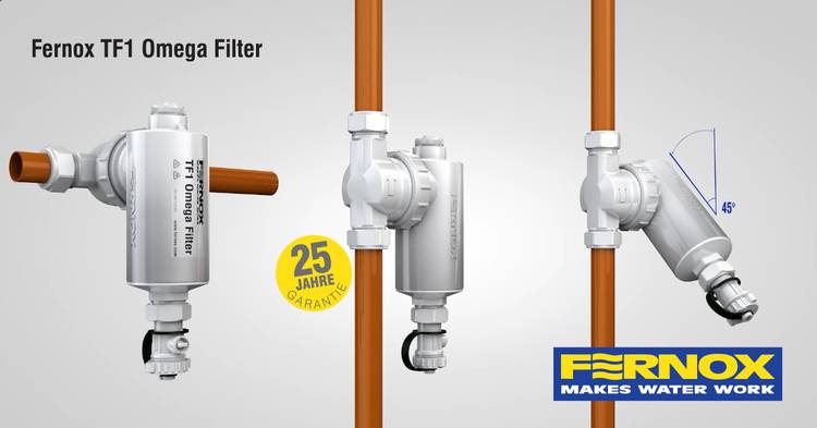 Fernox TF1 Omega Filter, in drei Ansichten an Kupferrohren montiert, mit herausragender 25-jähriger Garantie und sichtbar platziertem Produktlogo – ideal für nachhaltige Systemlösungen in der Gebäudetechnik.
