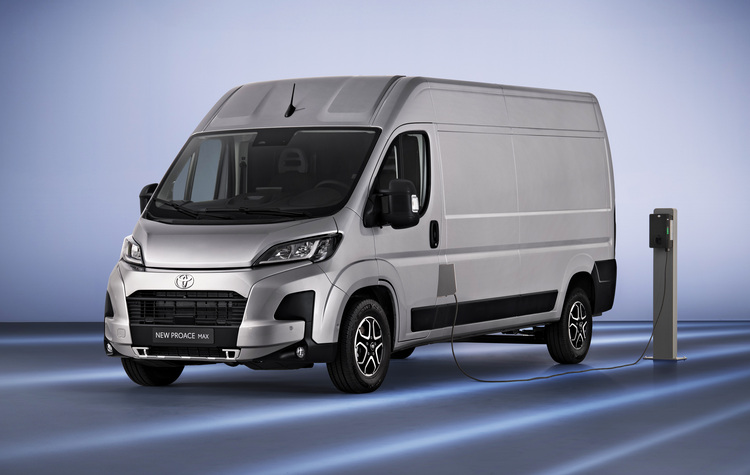 Elektrofahrzeug in silberner Farbe wird an einer Ladestation auf einem blauen Hintergrund geladen, symbolisierend für nachhaltige Mobilitätslösungen in der Gebäudetechnikbranche.