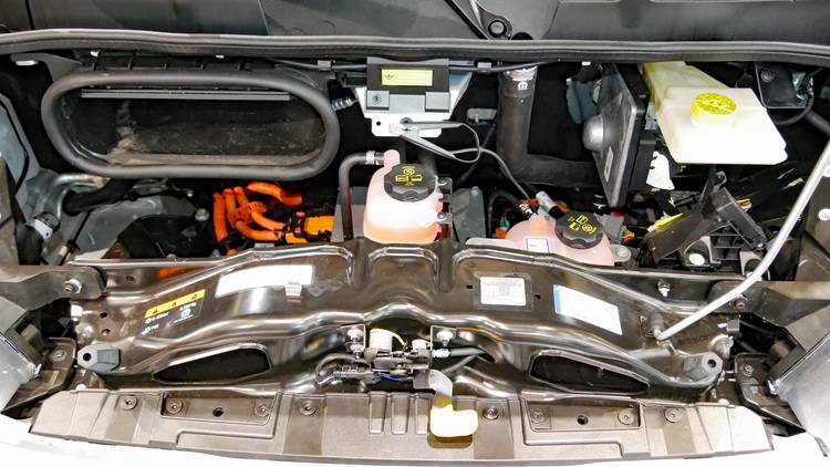 Detailaufnahme eines Wärmepumpensystems im Gebäudetechnikbereich, zeigt verschiedene Komponenten und Flüssigkeitsreservoirs.