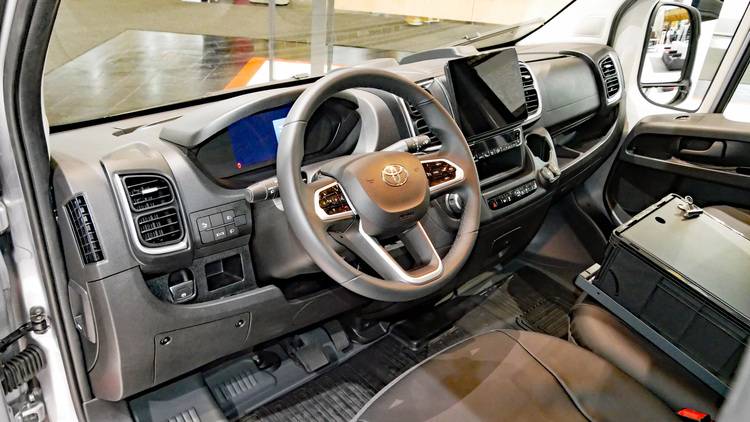 Natürlich helfe ich Ihnen gerne bei der Erstellung eines optimierten ALT-Textes, der den Fokus auf die Gebäudetechnikbranche legt.
Aktueller ALT-Text: „Innenraum eines Fahrzeugs mit Lenkrad, Digitalanzeige und zentraler Armaturenbrettsteuerung.“
Optimierter ALT-Text: „Moderne Heizungsregelungseinheit in einem Technikraum mit digitaler Benutzeroberfläche und intuitiven Steuerungsoptionen zur Optimierung der Gebäudeenergieeffizienz.