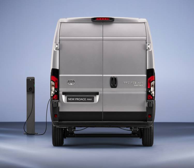 Alt-Text: „Rückansicht eines silbernen Elektrotransporters beim Laden an einer Ladestation, symbolhaft für nachhaltige Mobilitätslösungen im Gebäudetechniksektor.