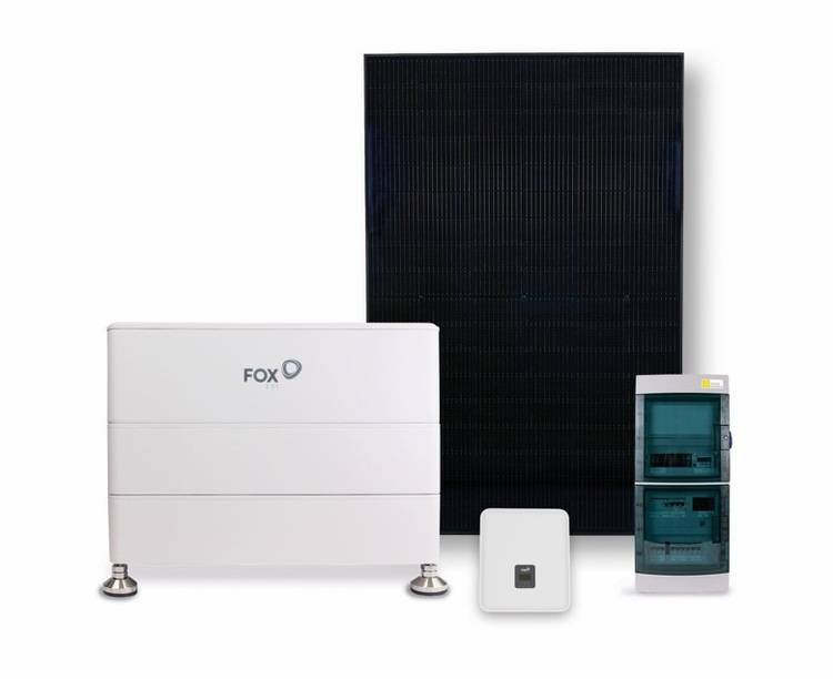 Alt-Text: „Komplettsystem für Solarenergie mit schwarzem Solarpanel, Energiespeicher, weißem Steuergerät und grün getöntem Schaltschrank – optimale Lösung für nachhaltige Gebäudetechnik.“.