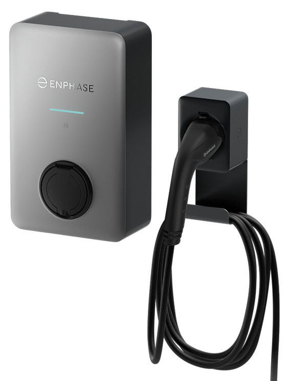 Alt-Text: „Wandmontierte Enphase Ladestation für Elektrofahrzeuge mit integriertem Ladekabel, ideal für nachhaltige Gebäudetechnik-Konzepte, vor neutralem Hintergrund.