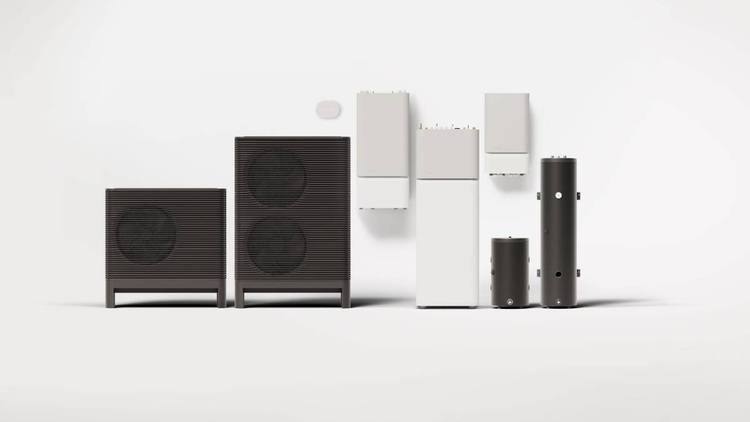 Mehrere hochmoderne Heiz- und Kühlgeräte verschiedener Hersteller vor einem neutralen weißen Hintergrund, ideal für energieeffizientes Gebäude- und Klimamanagement.