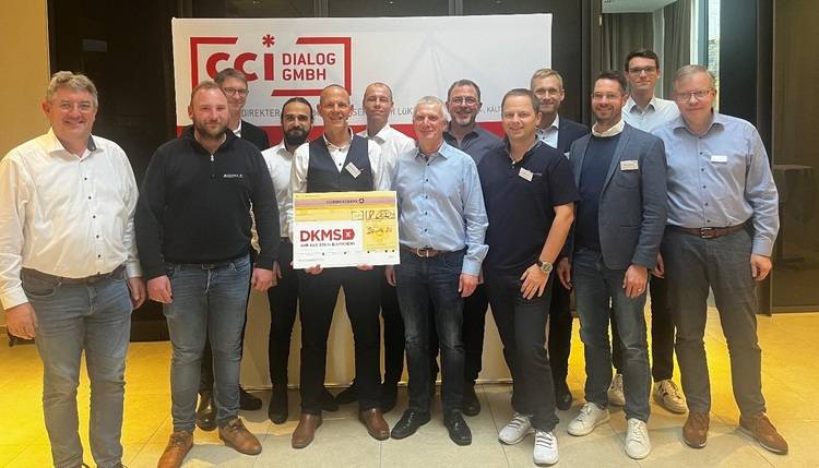 ALT-Text: „Gruppenfoto von Branchenexperten aus der Gebäudetechnik, die stolz einen Spendenscheck von CCI Dialog GmbH präsentieren, als Zeichen gemeinschaftlicher Unterstützung für Innovationen in Energieeffizienz und nachhaltige Gebäudetechnologien.“
.