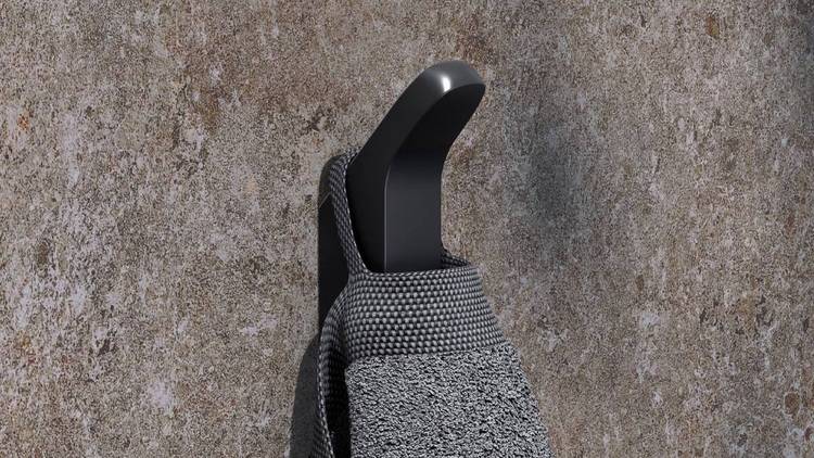 „ALT-Text: Modernes schwarzes Handtuchhaken-Design an einer strukturierten Betonwand, exemplarisch für ästhetische und funktionale Lösungen in der Sanitärtechnik.“.