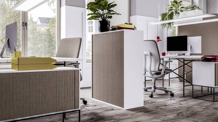 Moderne Büroeinrichtung mit ergonomischen Arbeitsplätzen, energieeffizienten Computern und begrünten Raumteilern vor großen, wärmedämmenden Fenstern auf nachhaltigem Holzfußboden in einem energieoptimierten Gebäude.