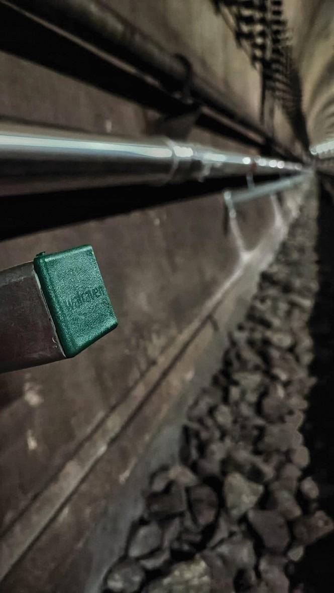 Installation von Metallrohren in einem Technikgang zur Optimierung der Energieeffizienz in Gebäudetechniksystemen.