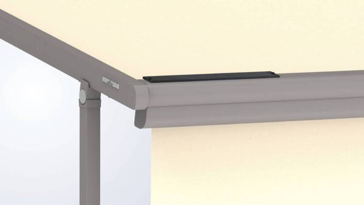 Alt-Text: „Nahaufnahme einer beige Markise mit stabilen Metallstützen, ideal für energieeffiziente Gebäudehüllen und moderne architektonische Lösungen in der Gebäudetechnik.