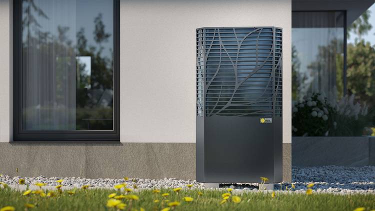 Außeneinheit einer modernen Klimaanlage neben einem Bürogebäude, integriert in eine energieeffiziente Landschaftsgestaltung mit Gras und Kieselsteinen.