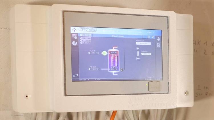 Digitales Wand-Bedienpanel für Heizungs- und Klimatechnik mit Anzeige von Temperaturregelungen und Energieverbrauchsdaten.