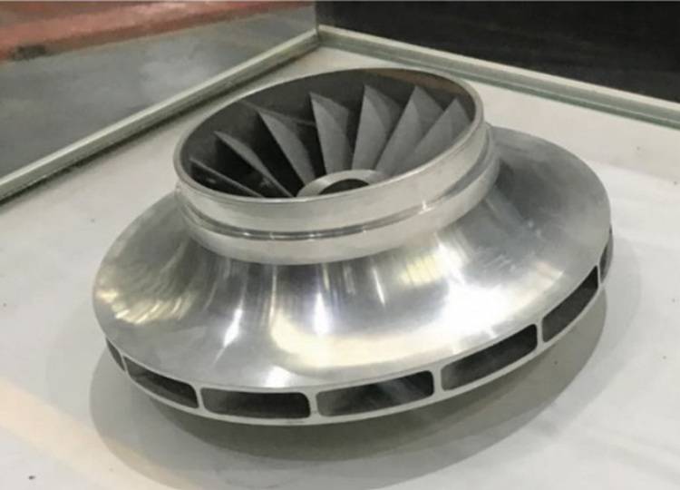 Detailansicht einer metallischen Ventilatorkomponente mit mehreren Schaufeln, die auf Effizienz der Luftströmung in Heizungs-, Lüftungs- und Klimaanlagen optimiert ist, präsentiert auf einer spiegelnden Oberfläche.