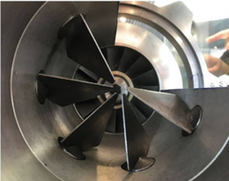 Alt-Text: „Detailaufnahme einer industriellen Lüftungsturbine mit schräg angeordneten Schaufeln, integriert in einem zylindrischen Gehäuse, geeignet für effiziente Belüftungsanwendungen in gewerblichen Gebäudetechnikanlagen.