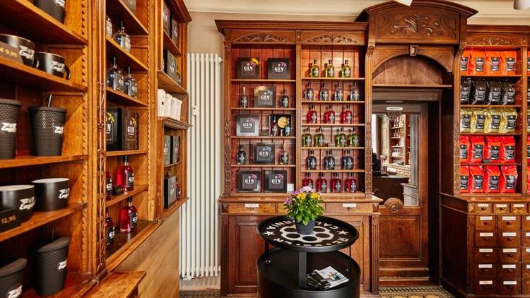 Moderner Ausstellungsraum für Gebäude- und Energietechnik mit innovativen Wärmepumpen, energieeffizienten Heizsystemen und nachhaltigen Lüftungslösungen, präsentiert in einem übersichtlichen Layout auf höhenverstellbaren Präsentationstischen.