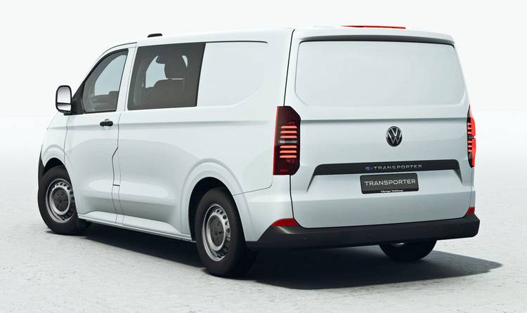 Alt-Text: „Rückansicht eines weißen Volkswagen Transporters, ideal für den Einsatz im SHK-Handwerk und Facility Management, präsentiert auf neutralem Hintergrund.