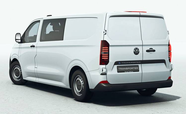 „Weißer Volkswagen-Kastenwagen mit getönten Scheiben, Rückansicht, geparkt auf einem hellen Untergrund. Fahrzeug in der Gebäudetechnikbranche für effiziente Material- und Werkzeugtransporte beim Einsatz vor Ort.“.